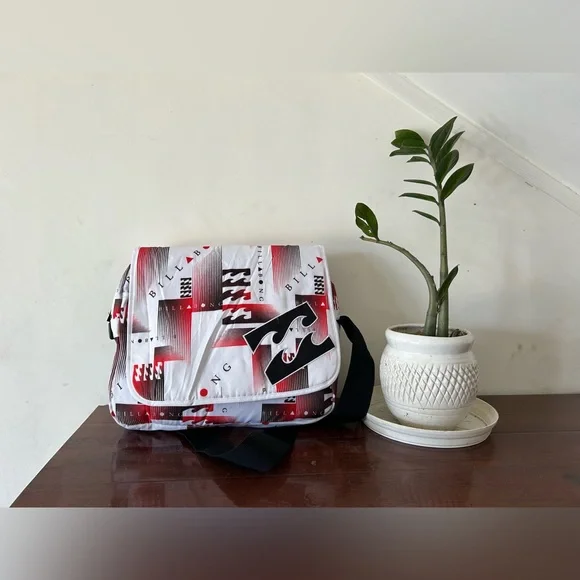 Billabong messenger bag. Size medium. Used mildly - Picture 1 of 9